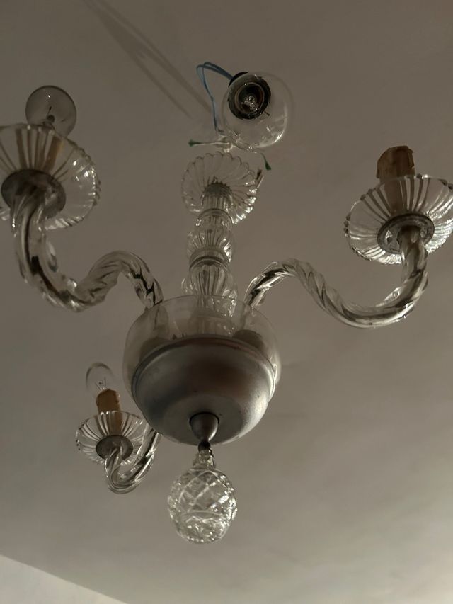 Lámpara de cristal antigua de más de 60 años.