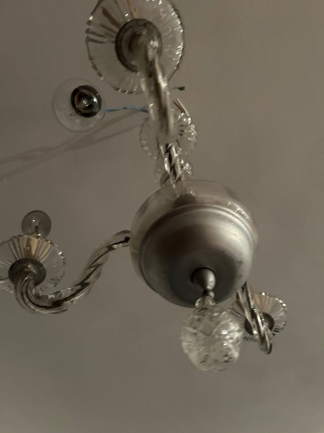 Lámpara de cristal antigua de más de 60 años.