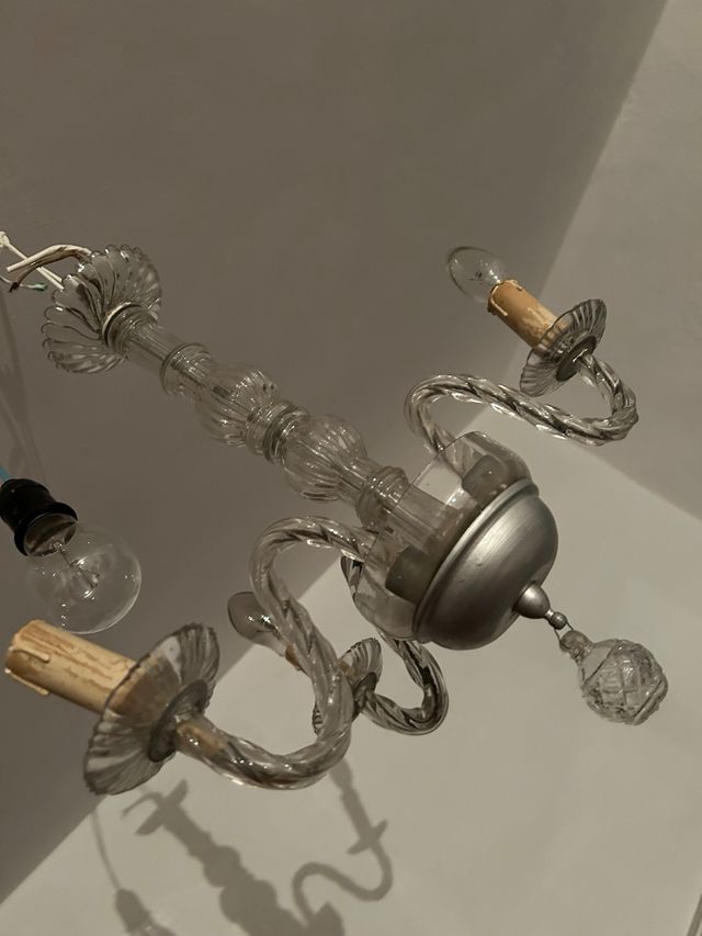 Lámpara de cristal antigua de más de 60 años.