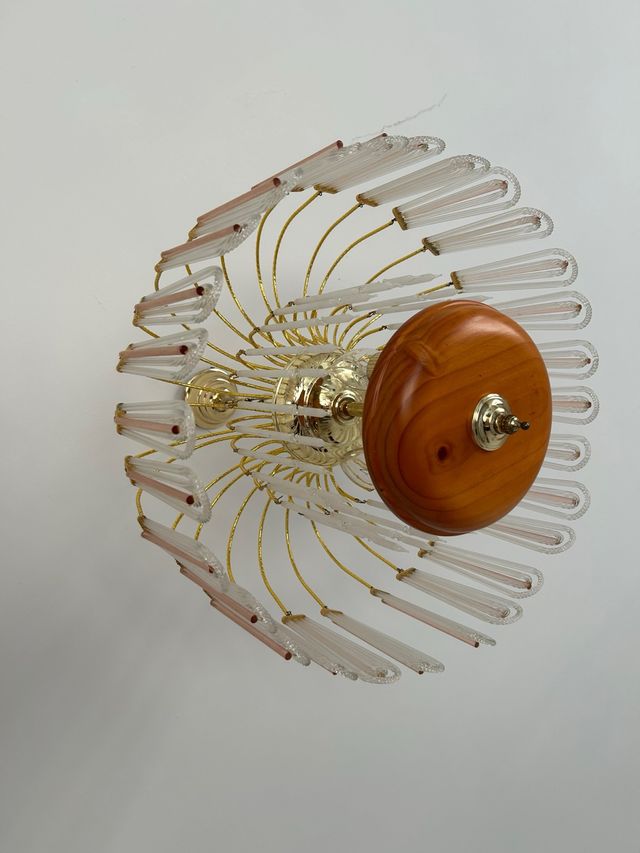 Lámpara de techo dorada y madera