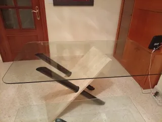 Mesa de comedor grande de cristal y piedra.