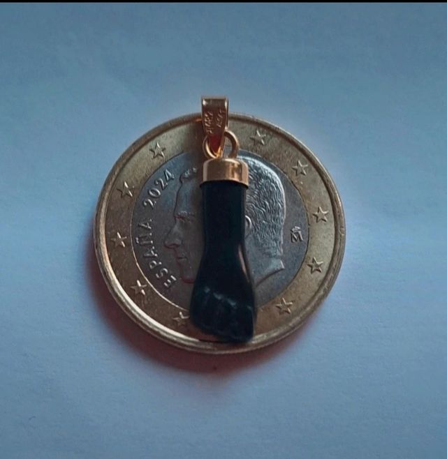 Colgante mano negra y dorada