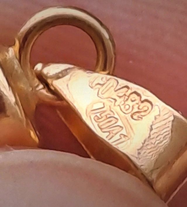 Colgante mano negra y dorada