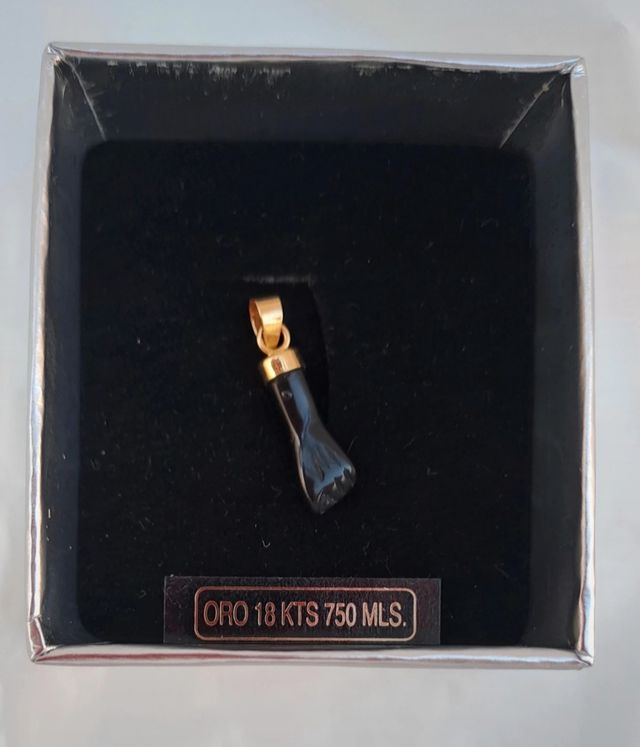 Colgante mano negra y dorada