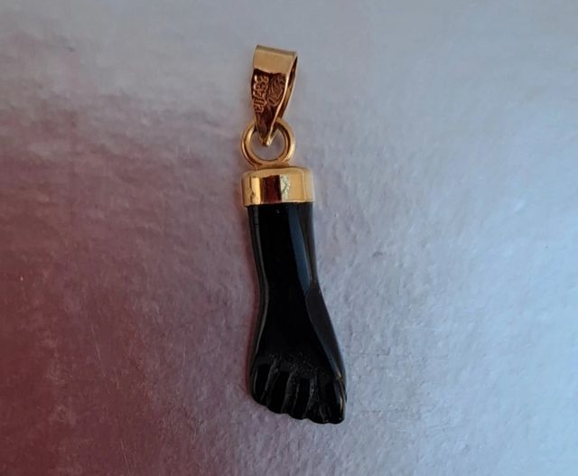 Colgante mano negra y dorada
