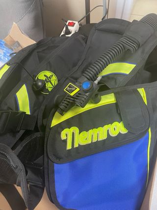 Equipo buceo .Chaleco y regulador de buceo nuevos