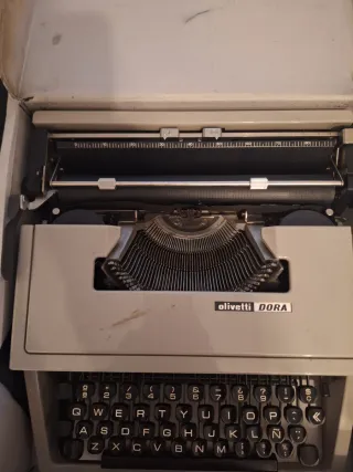 Máquina de escribir Olivetti DORA