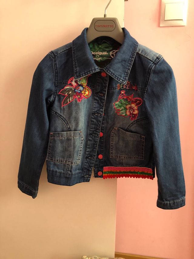 Chaqueta vaquera Desigual bordada