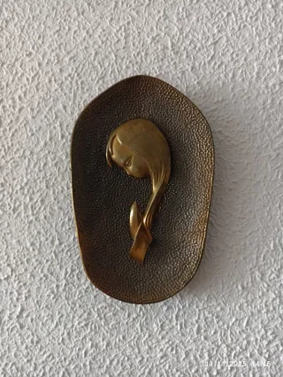 Antigua Virgen Niña Bronce con Sello