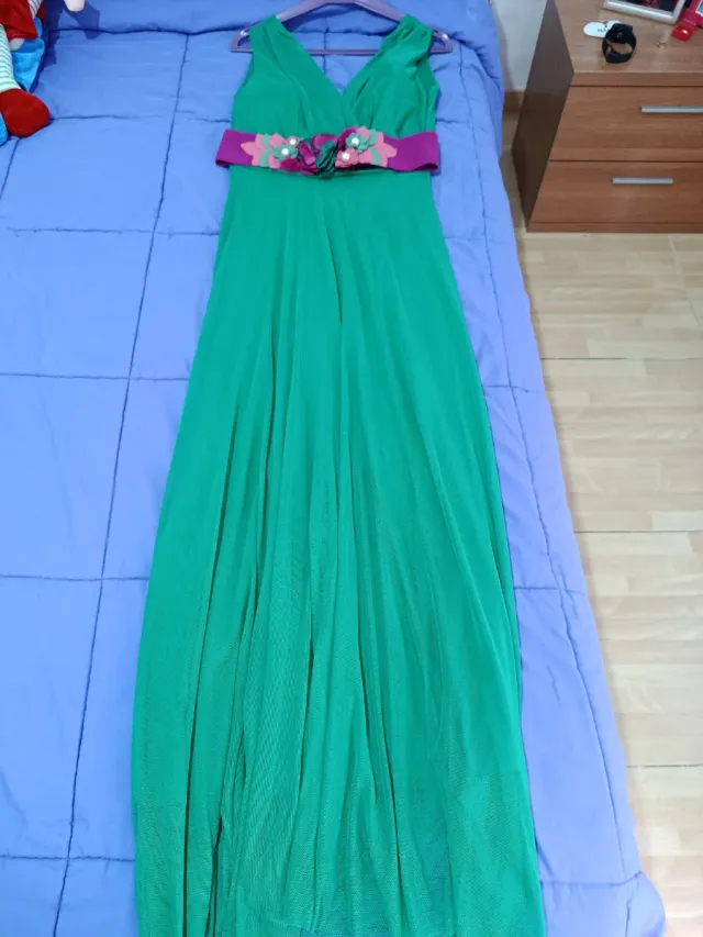 Vestido verde con cinturón floral rosa