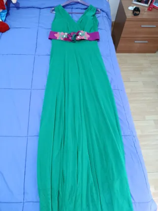 Vestido verde con cinturón floral rosa