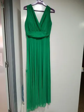 Vestido verde con cinturón floral rosa