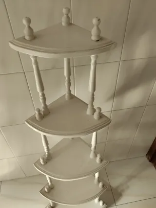 Esquinera de madera blanca