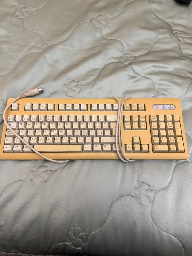 Teclado antiguo beige/amarillo