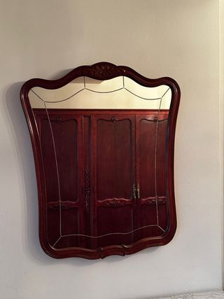 Espejo de madera con marco tallado