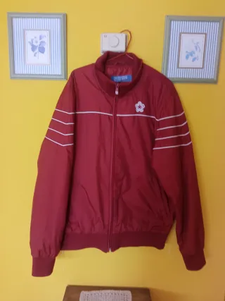 Cazadora Pull and Bear burdeos.