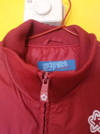 Cazadora Pull and Bear burdeos.