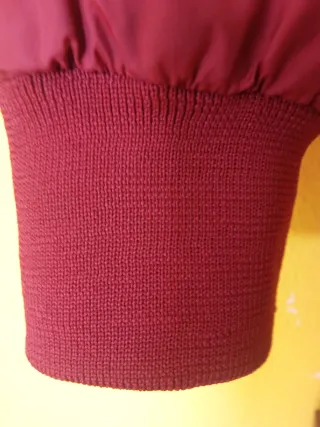 Cazadora Pull and Bear burdeos.