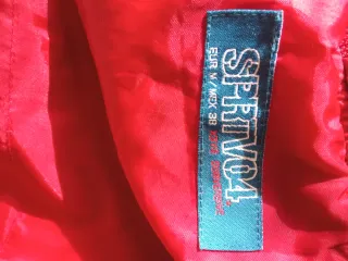 Cazadora Pull and Bear burdeos.