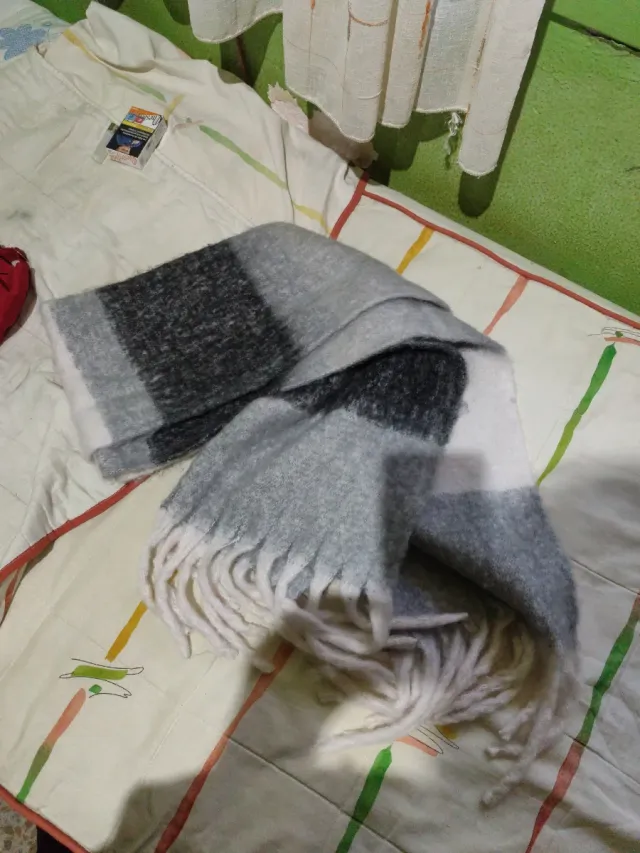 Bufanda de cuadros gris y blanco