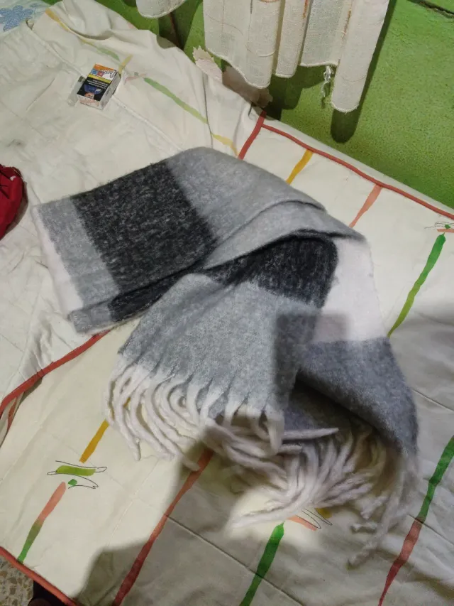 Bufanda de cuadros gris y blanco