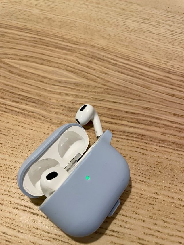 Airpods 3ª Gen , incluye funda azul y caja