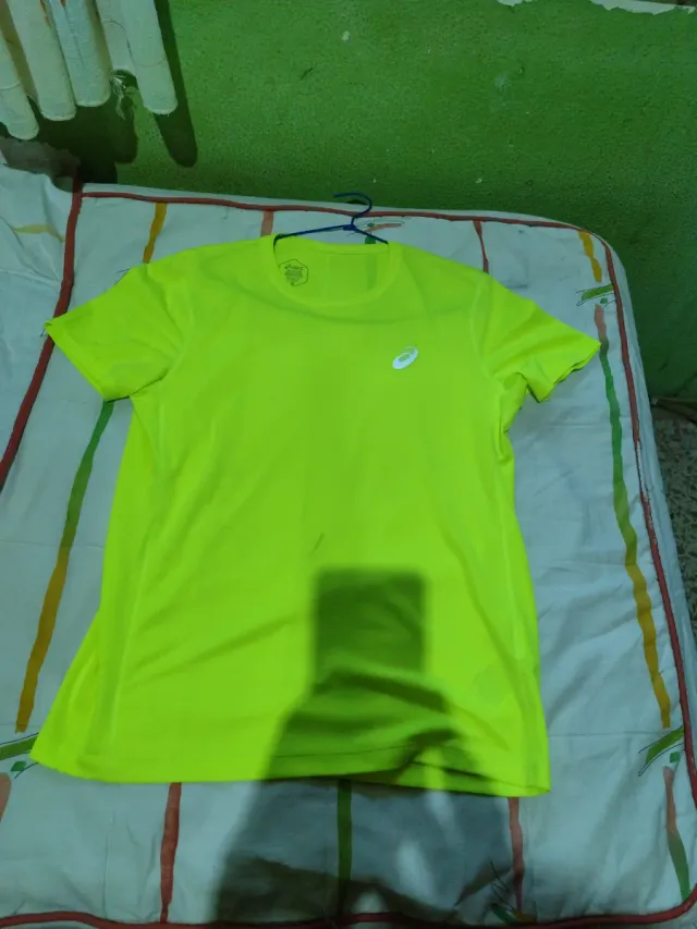 Camiseta deportiva ASICS neón