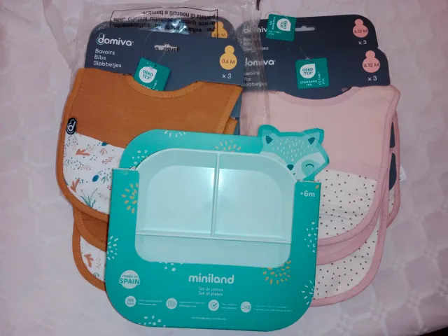 Platos y baberos Miniland y Domiva