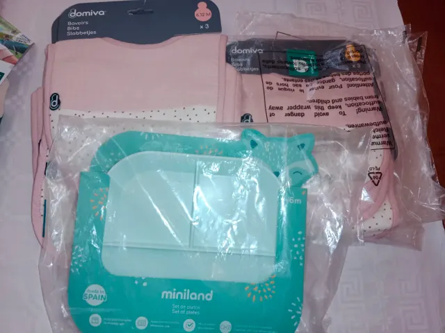 Platos y baberos Miniland y Domiva