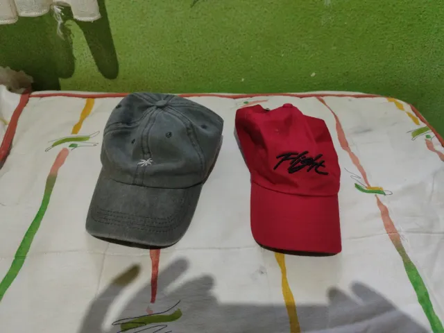 Lote 2 Gorras (Gris y Roja)