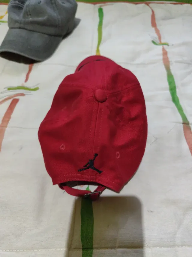 Lote 2 Gorras (Gris y Roja)