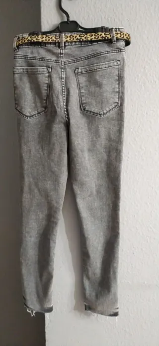 Vaqueros grises con cinturón estampado