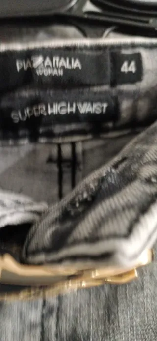 Vaqueros grises con cinturón estampado