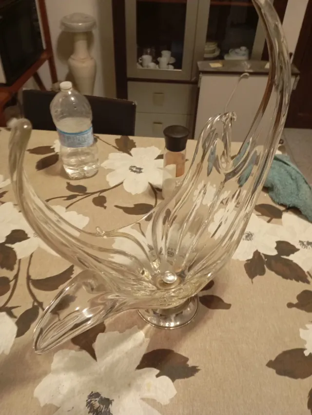 Jarrón de cristal con base metálica