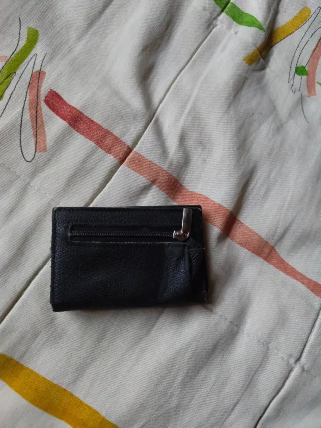 Cartera negra con cremallera