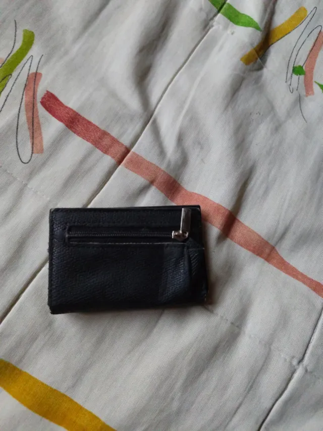 Cartera negra con cremallera
