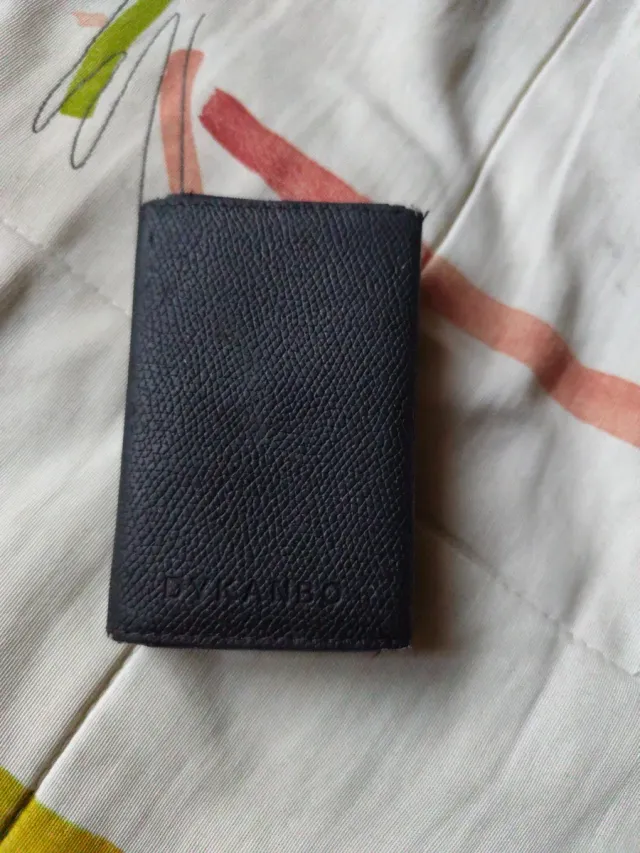 Cartera negra con cremallera