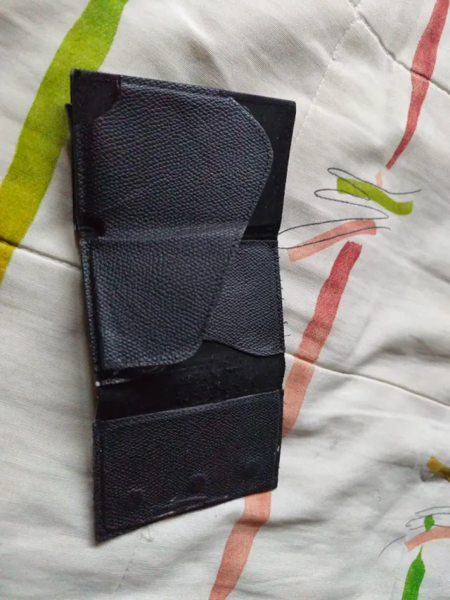 Cartera negra con cremallera