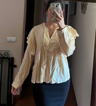 Blusa vainilla con volantes