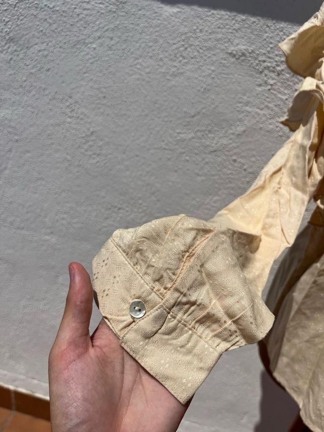 Blusa vainilla con volantes