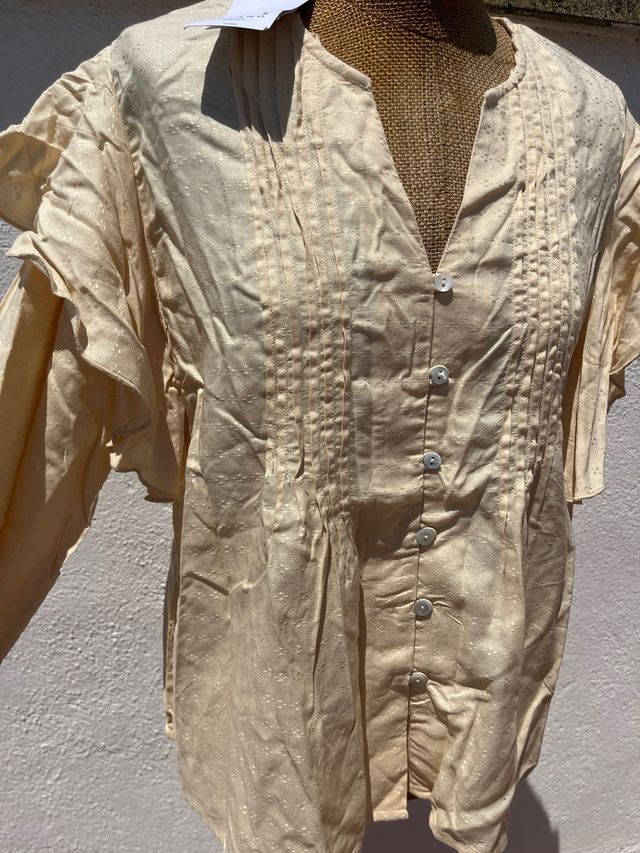 Blusa vainilla con volantes