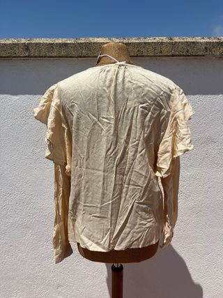 Blusa vainilla con volantes