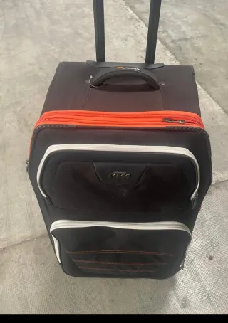 Maleta de viaje KTM negra y naranja