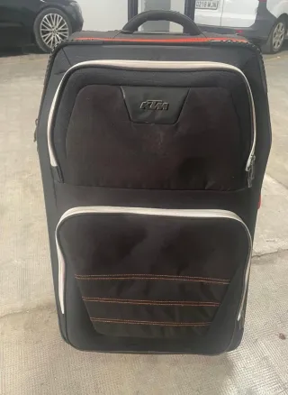 Maleta de viaje KTM negra y naranja