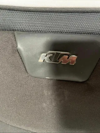 Maleta de viaje KTM negra y naranja