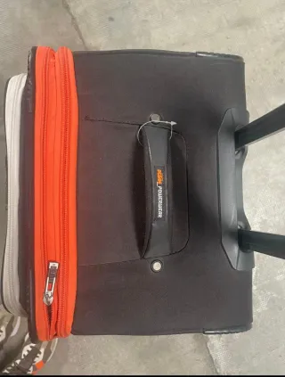 Maleta de viaje KTM negra y naranja