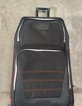 Maleta de viaje KTM negra y naranja
