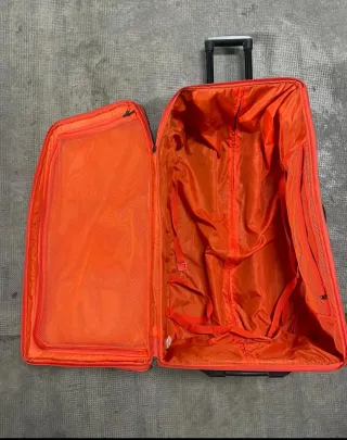 Maleta de viaje KTM negra y naranja