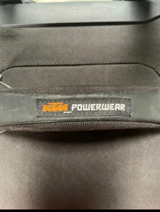 Maleta de viaje KTM negra y naranja