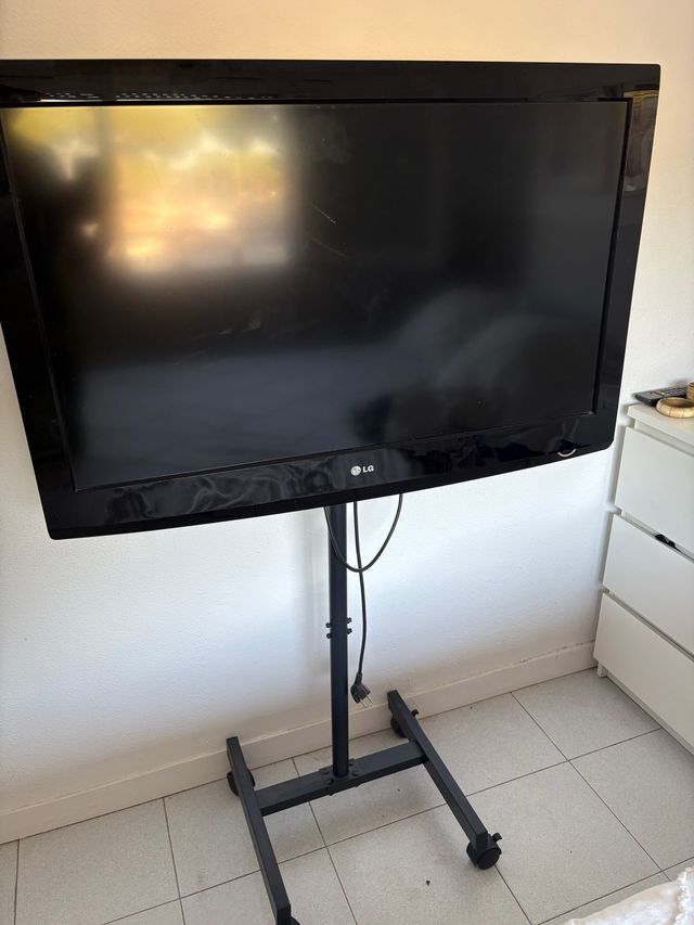 Televisión LG 37LG2000 con soporte